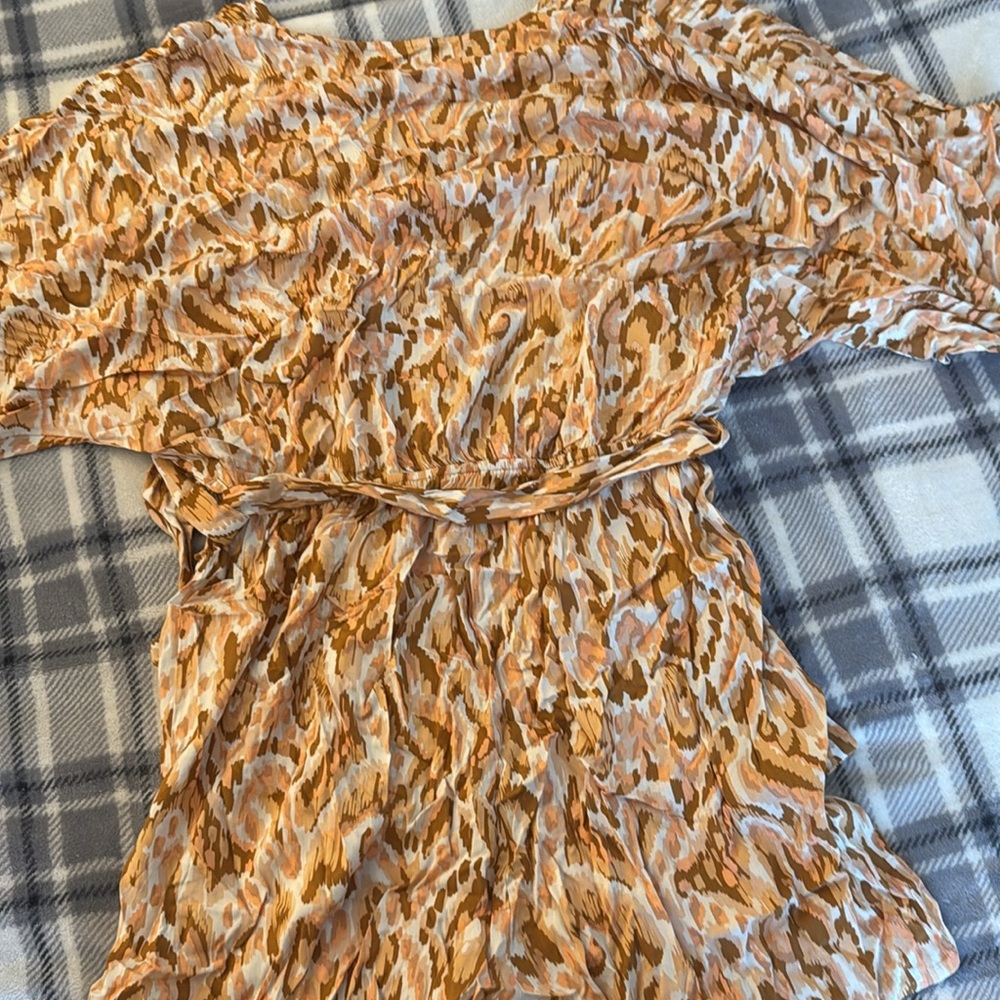 Patterned Romper V Neck With Button - image 7